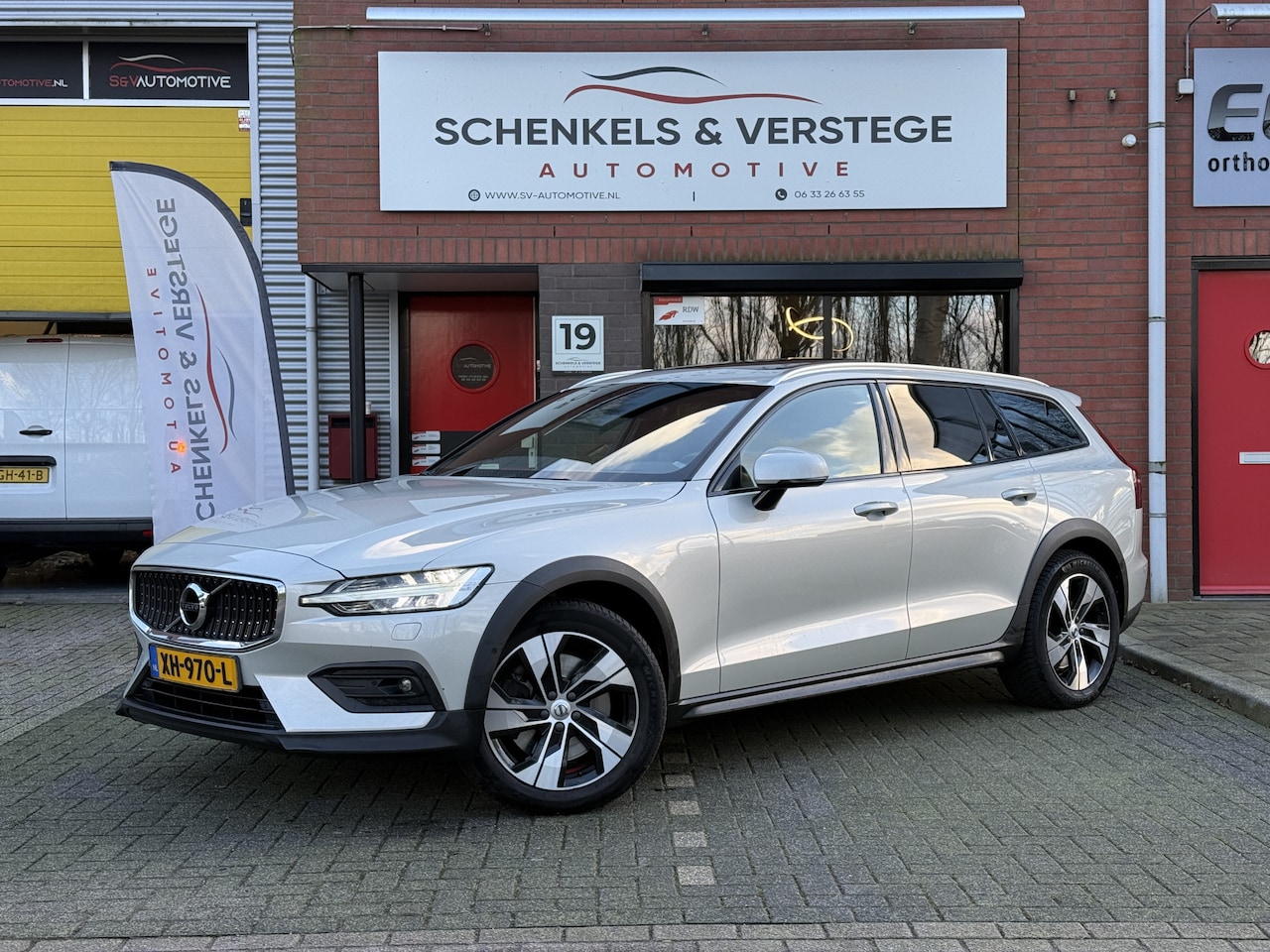 Volvo V60 Cross Country - 2.0 D4 AWD Intro Edition / Panoramadak / Trekhaak / Polestar Stoelen / ACC / - AutoWereld.nl