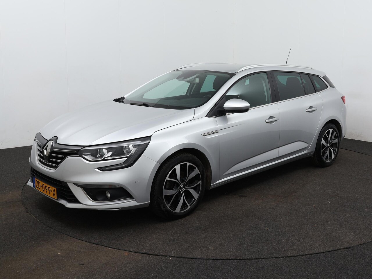 Renault Mégane Estate - 1.3 TCe Bose | Camera | Navigatie | 17" Lichtmetalen velgen | Trekhaak - AutoWereld.nl