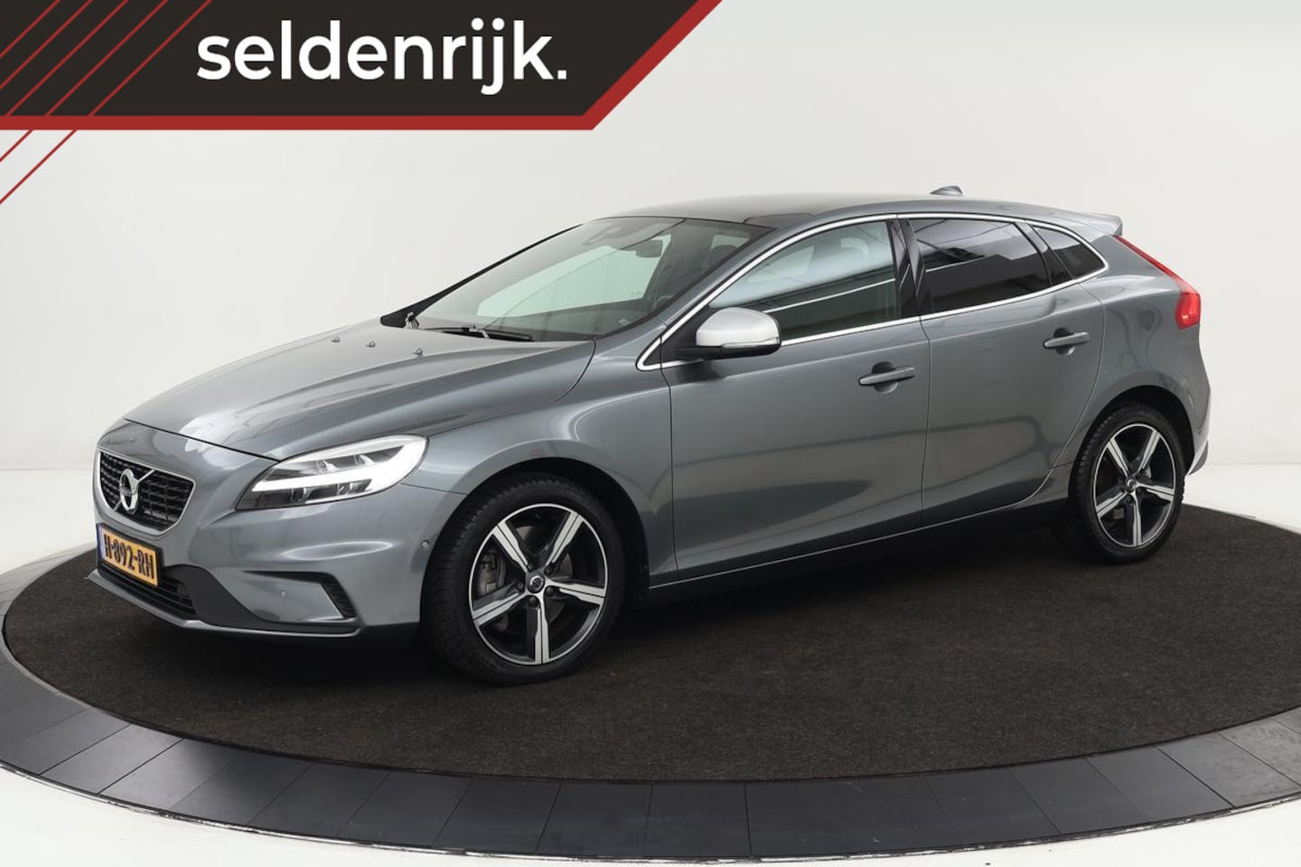 Volvo V40 - 1.5 T3 R-Design | 42.000km NAP | Panoramadak | Harman/Kardon | Stoelverwarming | Keyless | - AutoWereld.nl