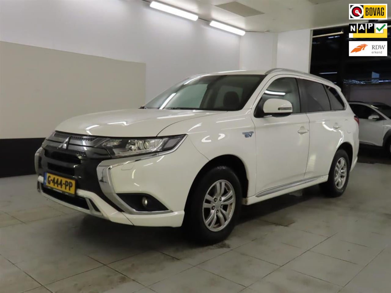 Mitsubishi Outlander - 2.4 PHEV Pure 4WD + Camera+Apple-CarPlay-Android-navigatie+2 oplaad Snoeren = INCL-BTW - AutoWereld.nl