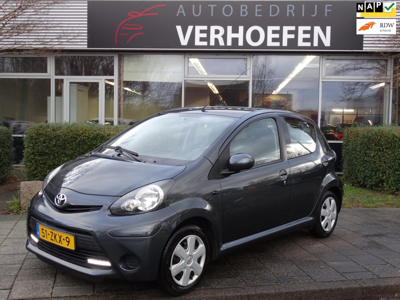 Toyota Aygo - 1.0 VVT-i Aspiration - AUTOMAAT - AIRCO - FLIPPERS - 5 DEURS ! - AutoWereld.nl