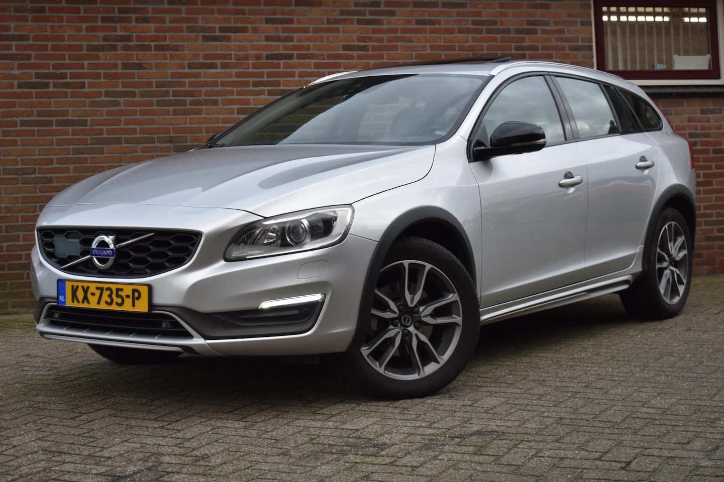 Volvo V60 Cross Country - 2.0 D4 Summum '16 Xenon Leder Clima Navi Cruise Inruil mogelijk - AutoWereld.nl