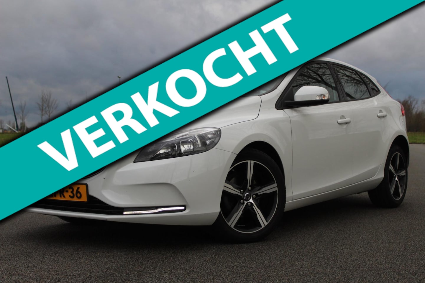 Volvo V40 - 1.6 D2 Momentum Business 114 pk | NAVIGATIE | CRUISE CONTROLE | CLIMATE CONTROLE | PARKEER - AutoWereld.nl