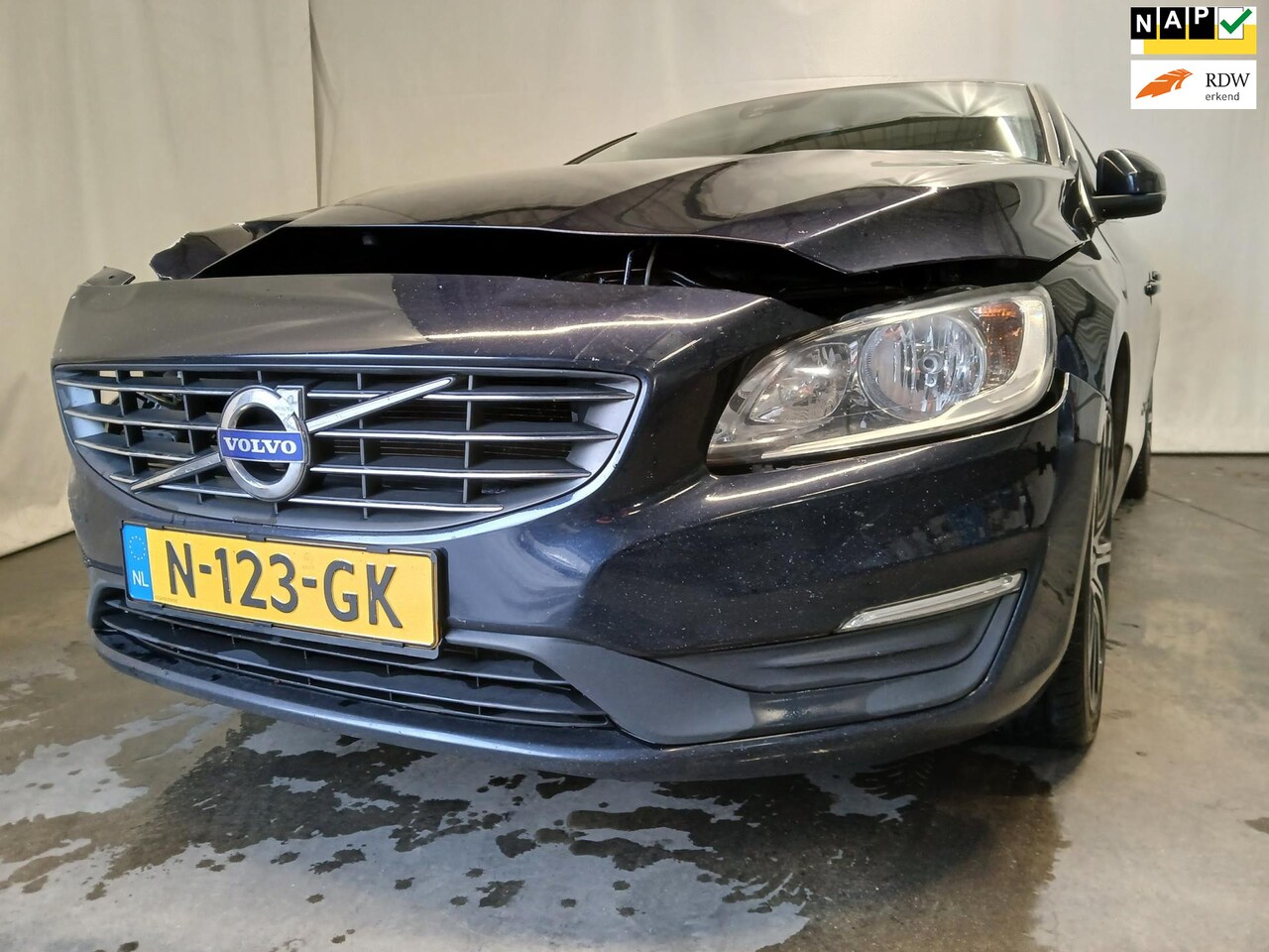 Volvo V60 - 2.0 D3 Summum - Leer - Clima - Frontschade - AutoWereld.nl