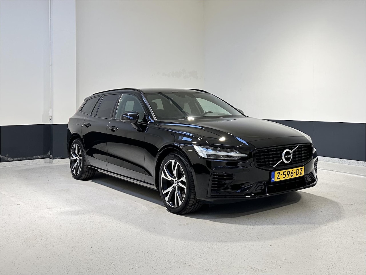 Volvo V60 - 2.0 T6 Recharge AWD R-Design | Navi | Lederen Bekleding | Apple Carplay - AutoWereld.nl