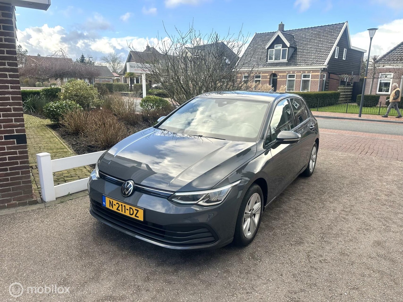 Volkswagen Golf - 1.0 eTSI Life Business 110pk AUTOMAAT SFEERVERLICHTING GROOT NAVIGATIE DEALER ONDERHOUDEN - AutoWereld.nl