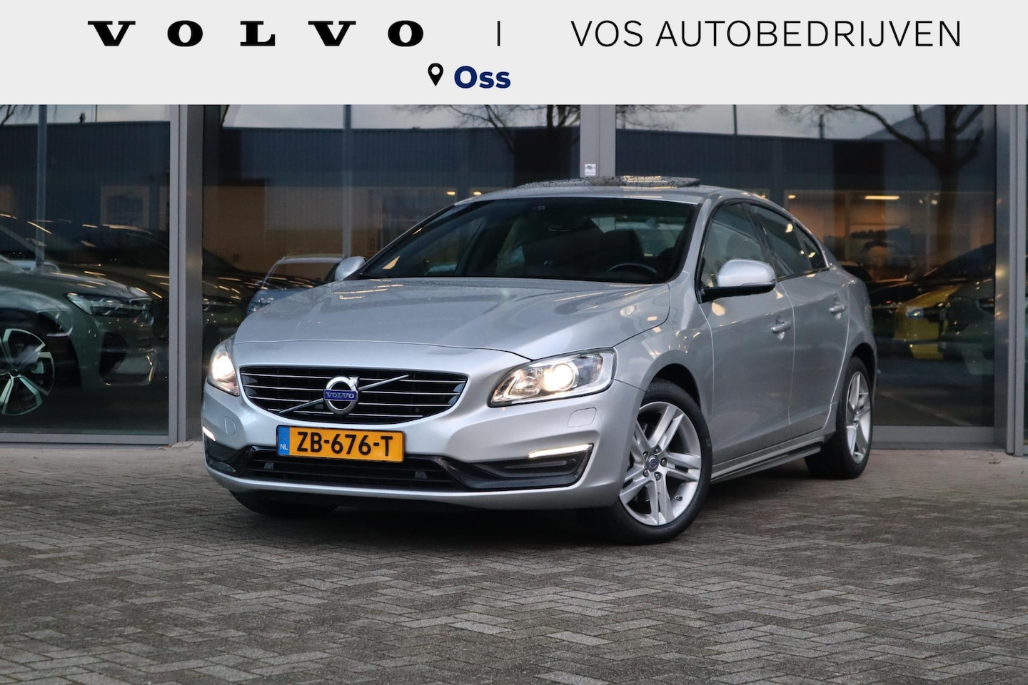 Volvo S60 - T2 Polar+ Dynamic | Schuif-/ kanteldak| Verwarmbare voorstoelen| Verwarmbare voorruit| Stu - AutoWereld.nl