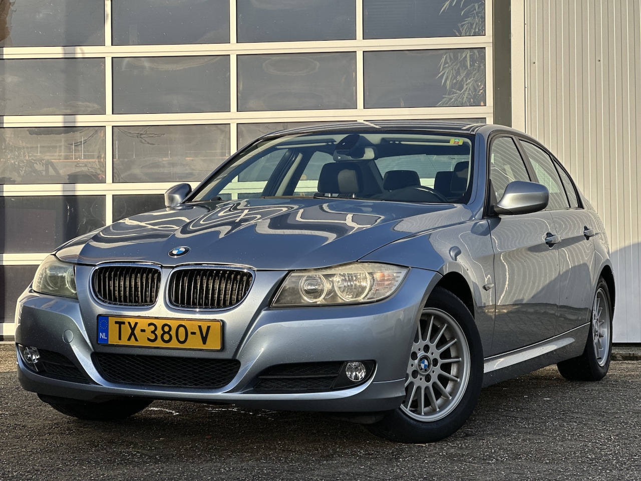 BMW 3-serie - 320i Business Line 170pk | Automaat | Bluetooth | Cruise Control | Climate Control | PDC-a - AutoWereld.nl