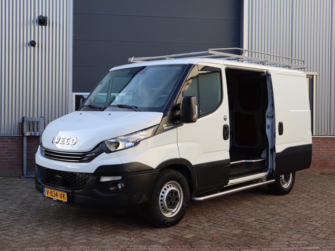 Iveco Daily - 35S18V 3.0L Automaat Euro-6, L1H1, Zéér compleet - AutoWereld.nl