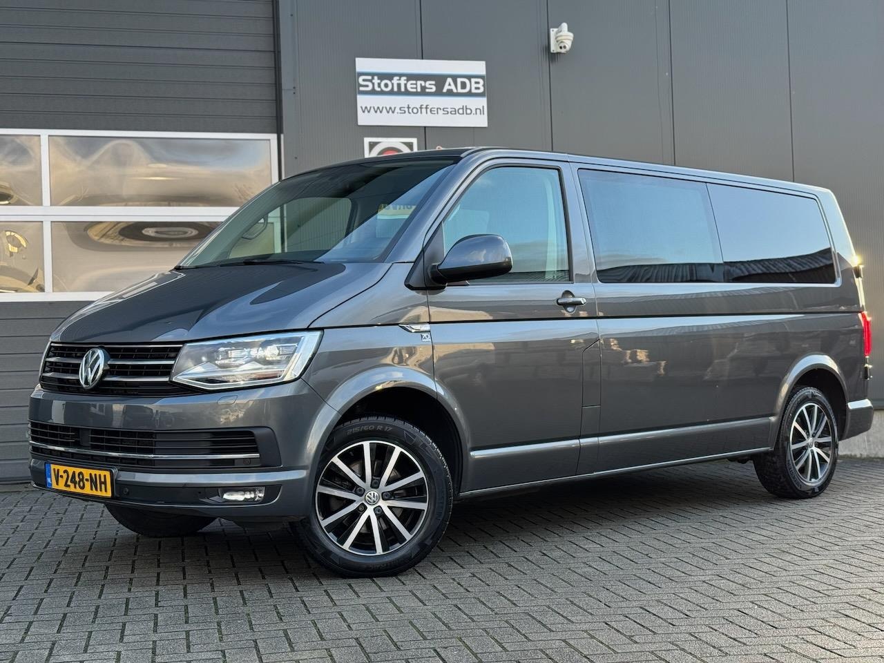 Volkswagen Transporter - 2.0 TDI 150pk L2H1 DC 70th Edition | DSG | Navi | LED | Trekhaak | ACC | 17 inch | PDC | D - AutoWereld.nl