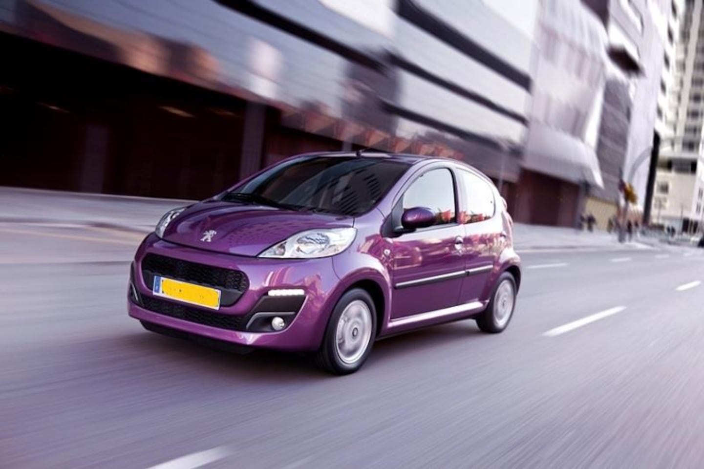 Peugeot 107 - 1.0 Active Airco 5-deurs, all season - AutoWereld.nl