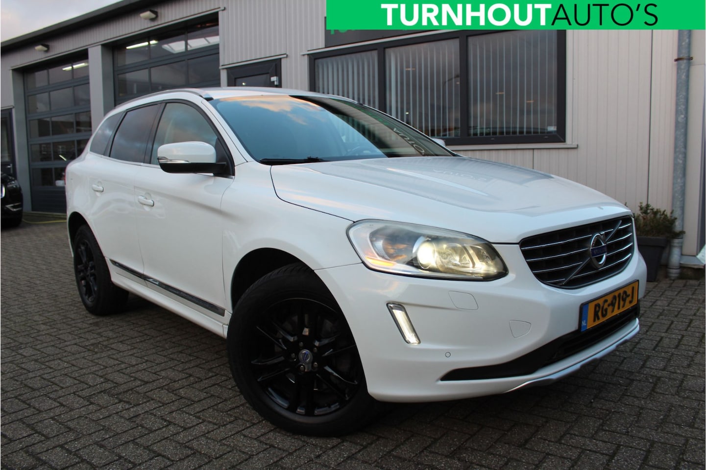 Volvo XC60 - 2.0 D3 Summum Camera | Verwarmde stoelen | Leder - AutoWereld.nl