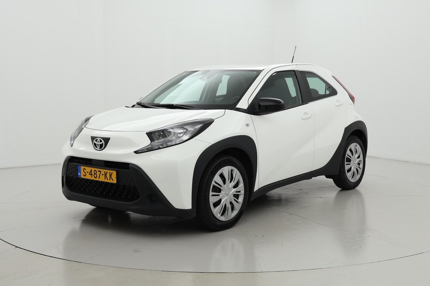 Toyota Aygo X - 1.0 VVT-i Play Apple\Android Automaat 5drs - AutoWereld.nl