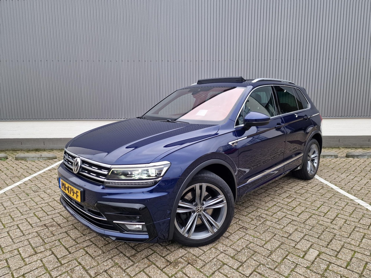 Volkswagen Tiguan - 2.0 TSI 4Motion Highline 3X R Line Panodak 360 Camera DHS MFS PDS LA VOL!!! - AutoWereld.nl