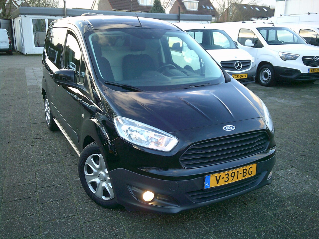 Ford Transit Courier - 1.5 TDCI Trend VOORZIEN VAN AIRCO + NAVIGATIE!! EURO 6 !! - AutoWereld.nl