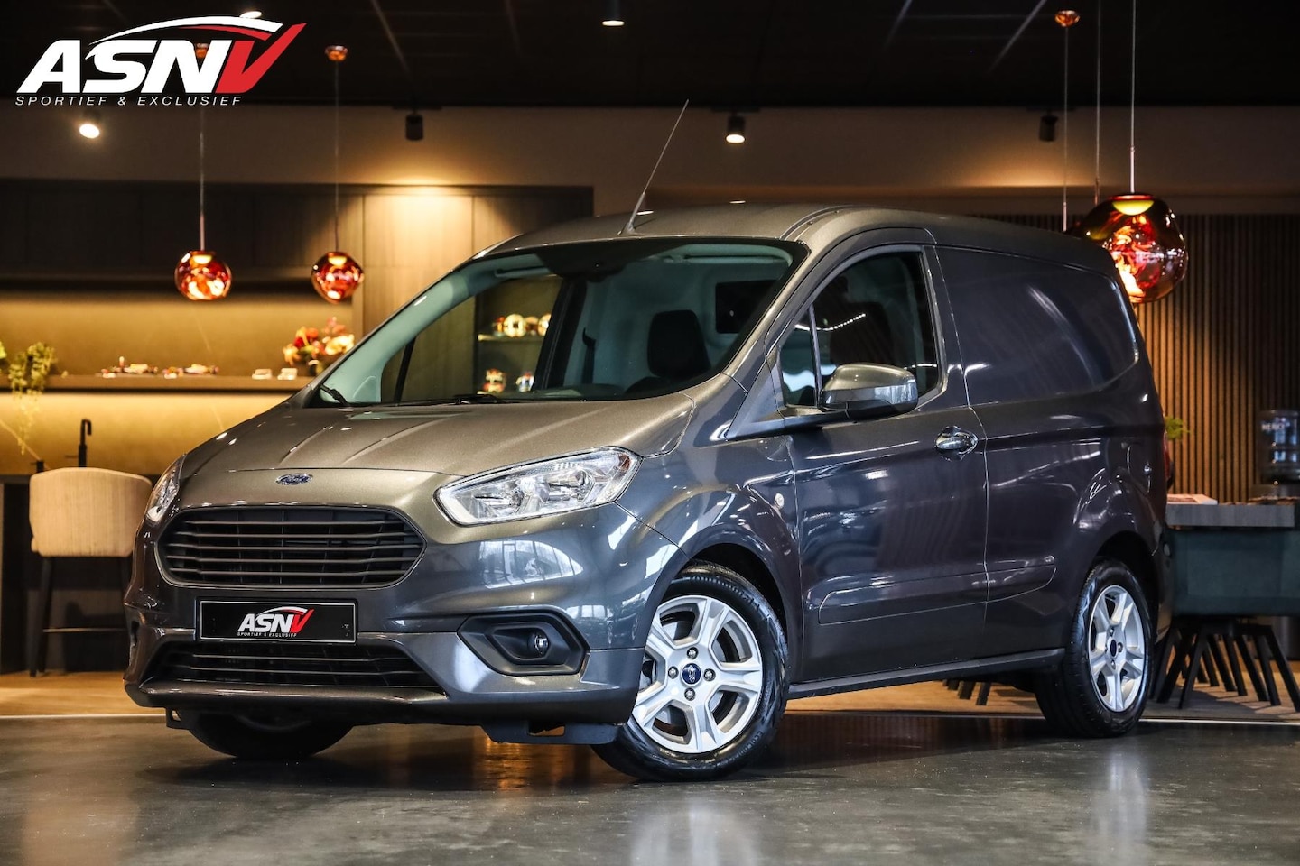 Ford Transit Courier - 1.5 TDCI Limited 1.5 TDCI Limited, 100 PK, Navigatie, Winterpakket, Camera, DAB, Donker/Grijs, Apple/Car/Pl - AutoWereld.nl