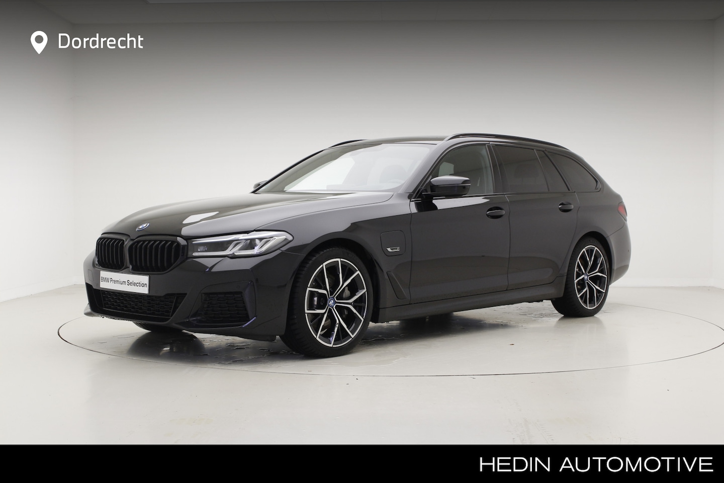 BMW 5-serie Touring - 530e M-Sport | Panorama | 2024 | Trekhaak | Laser - AutoWereld.nl