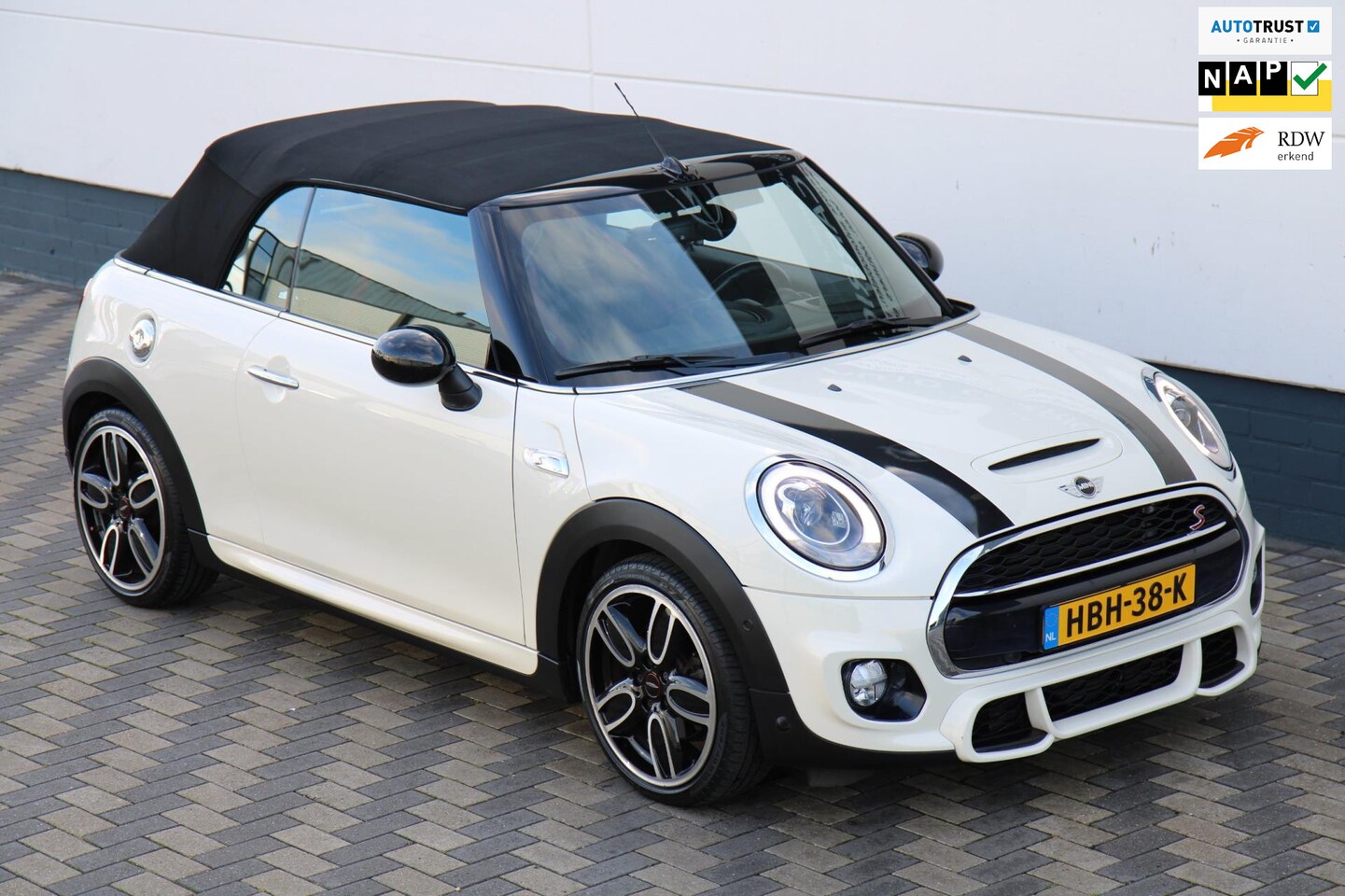 MINI Cabrio - 2.0 Cooper S 192PK JCW-Pack LED Navi HUD H&K !! - AutoWereld.nl