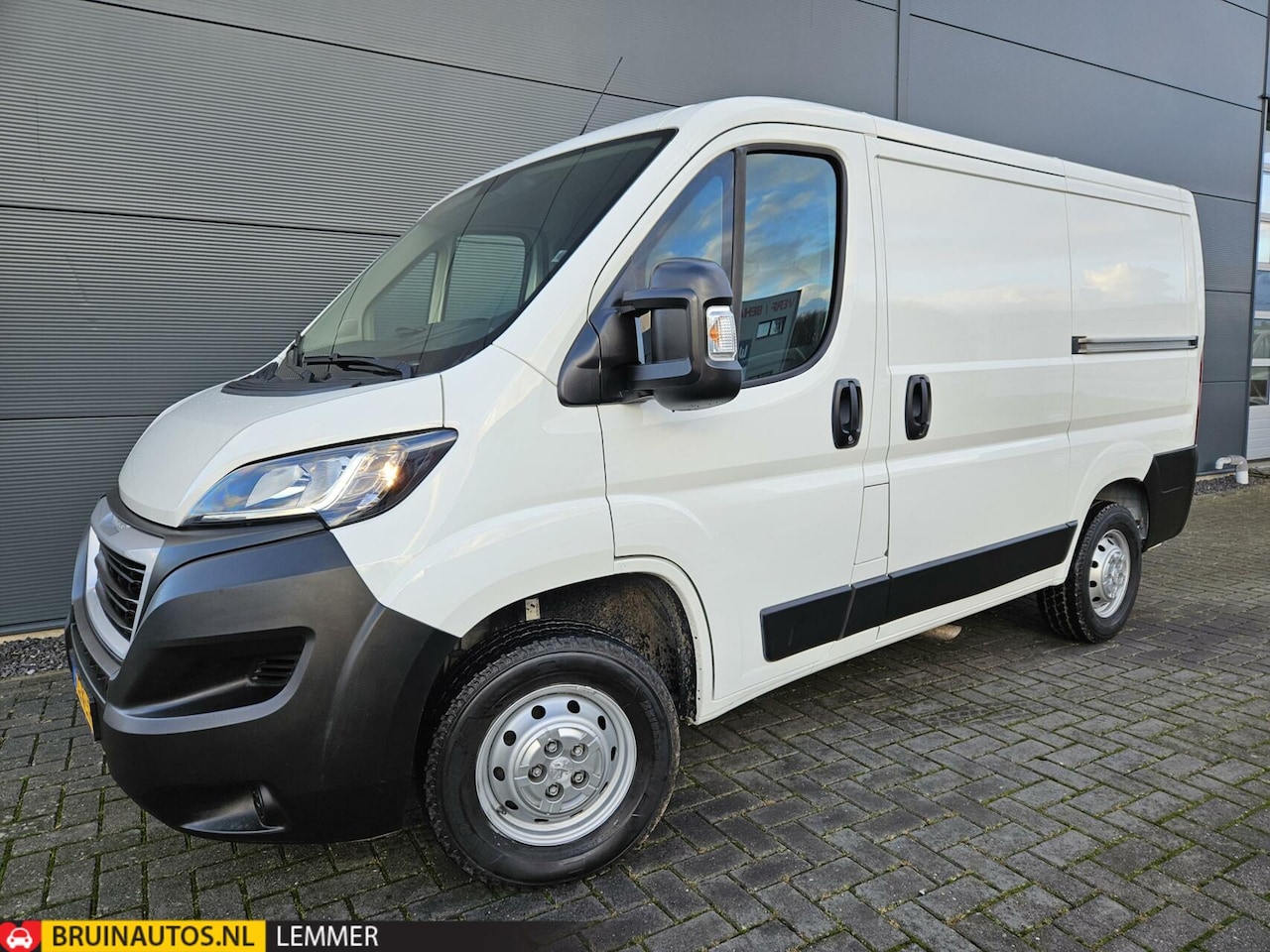 Peugeot Boxer - 2.2 BlueHDi L1H1 Airco navi 120 PK 2 x schuifd - AutoWereld.nl