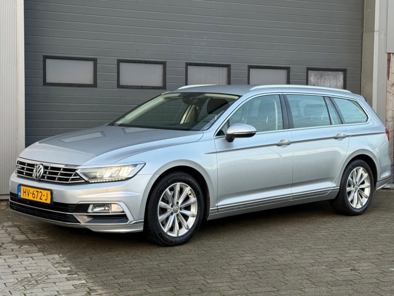 Volkswagen Passat - 1.6 TDI 120PK Business R-line Aut. Navi Virtueel Camera - AutoWereld.nl