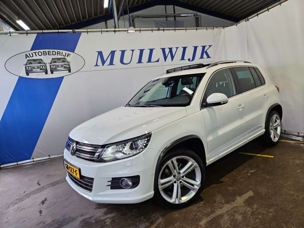 Volkswagen Tiguan - 1.4 TSI R-Line / Trekhaak / Pano / Camera / NL Auto - AutoWereld.nl