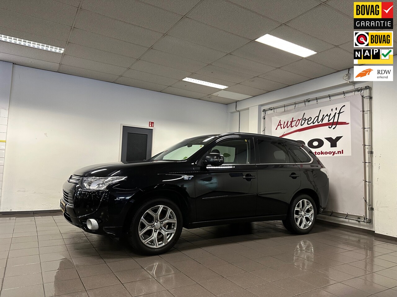 Mitsubishi Outlander - 2.0 PHEV Instyle+ * Schuif-Kanteldak / Camera / Leder / LED / Afn. Trekhaak / NL Auto * - AutoWereld.nl