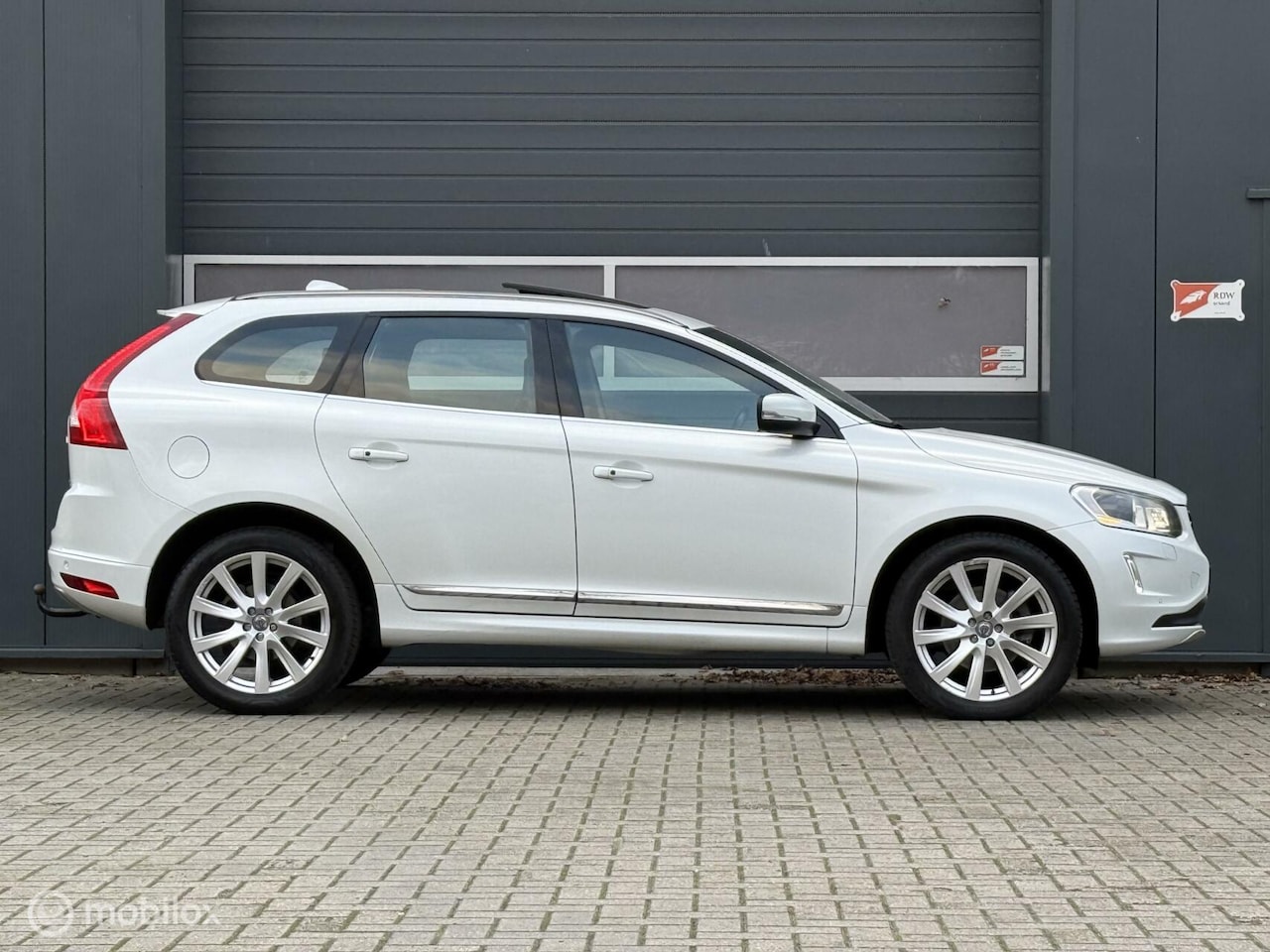 Volvo XC60 - 2.0 D4 FWD Summum Geartronic -5 CILINDER- Panorama-Nav-Camera-AdapCC-Xenon-Keyless-VOL! - AutoWereld.nl