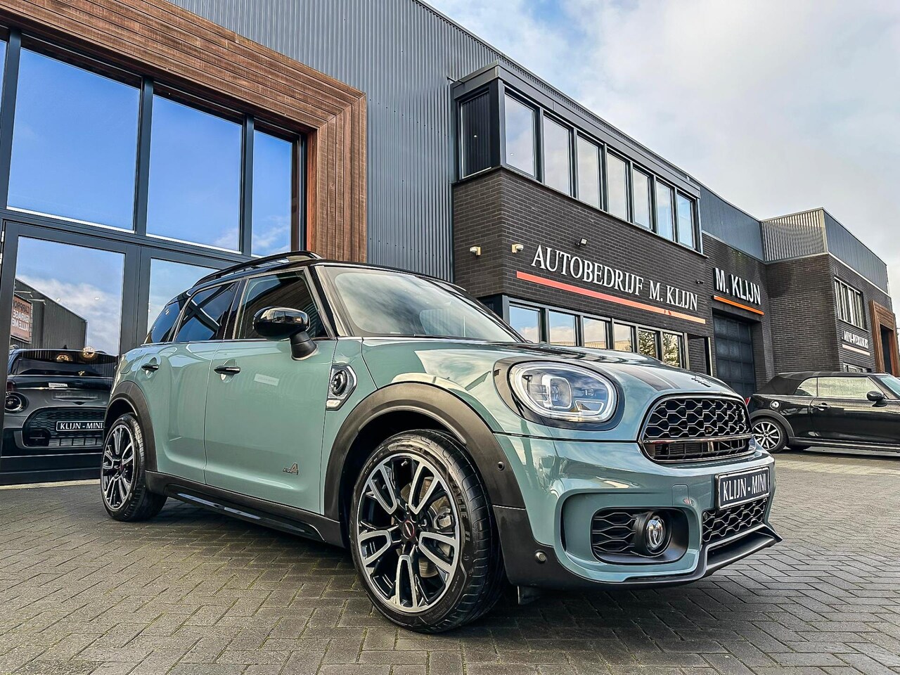 MINI Countryman - Mini 2.0 Cooper S E ALL4 John Cooper Works 220pk/Navi/19"/led/Leer/Sage Green - AutoWereld.nl