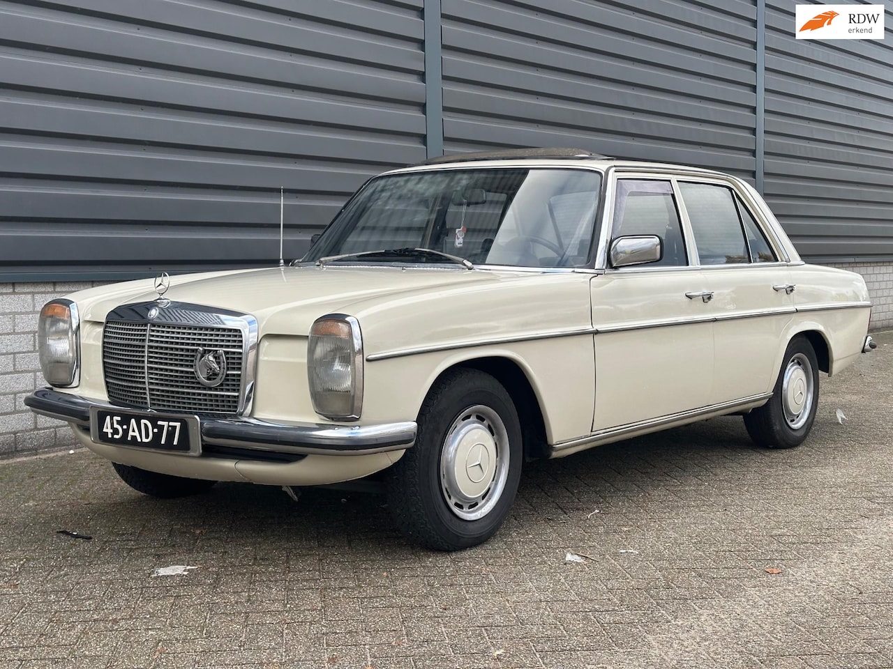 Mercedes-Benz 200-280 (W115) - 250 W114 ORIGINEEL NL - AutoWereld.nl