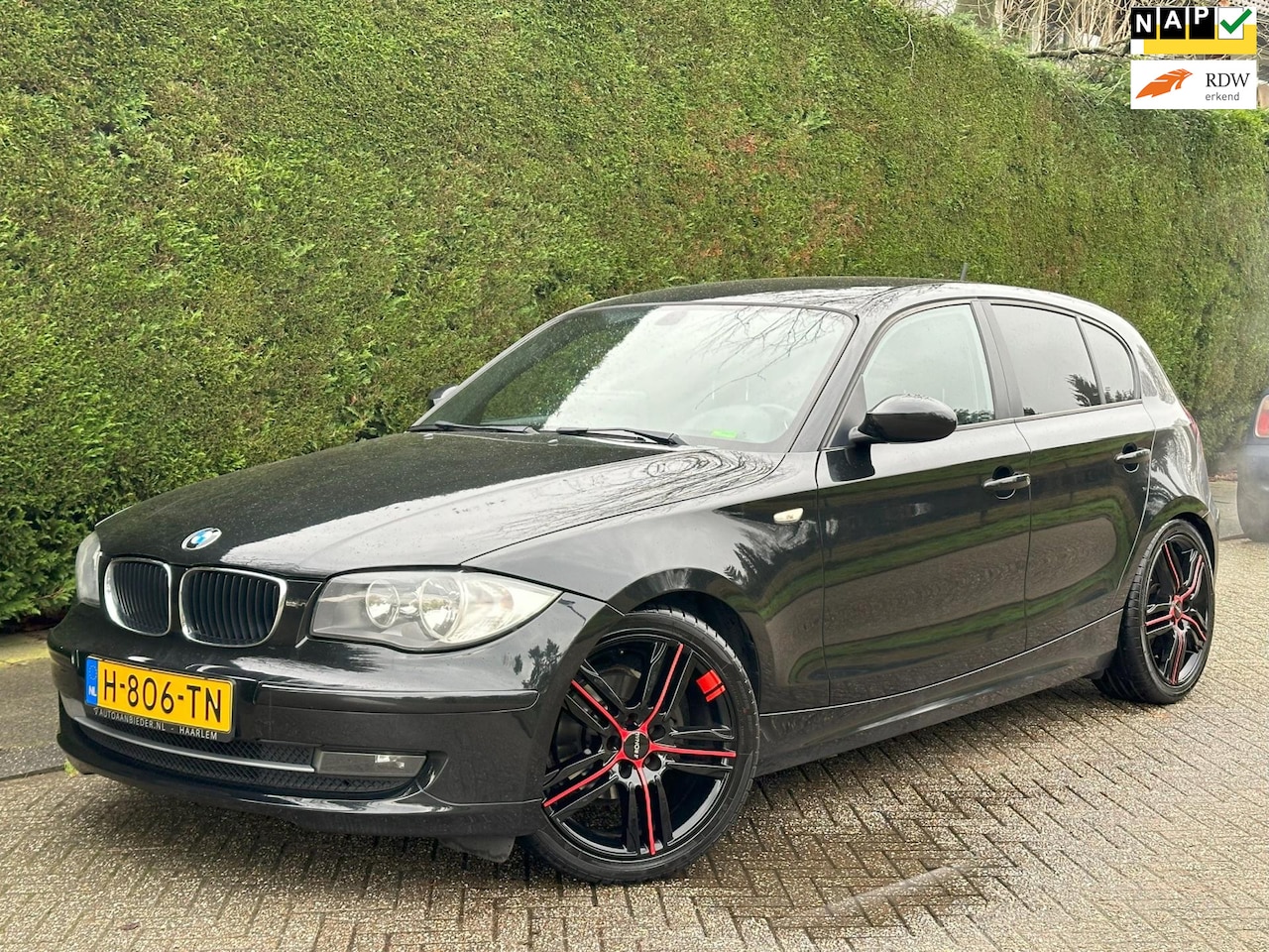 BMW 1-serie - 116i /6BAK/NAVI/CLIMA/PDC/ S-VERWRMNG!/ - AutoWereld.nl