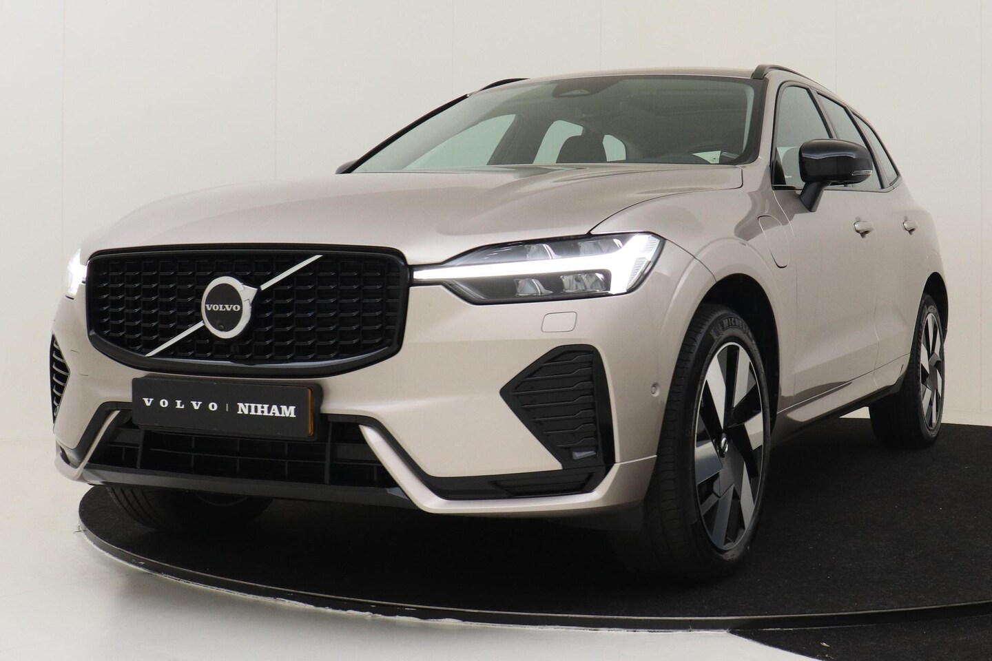 Volvo XC60 - T6 PLUG-IN HYBRID AWD ULTIMATE DARK -PANO.DAK|HEAD-UP DISP.|360°CAM|TREKHAAK|HK-AUDIO - AutoWereld.nl