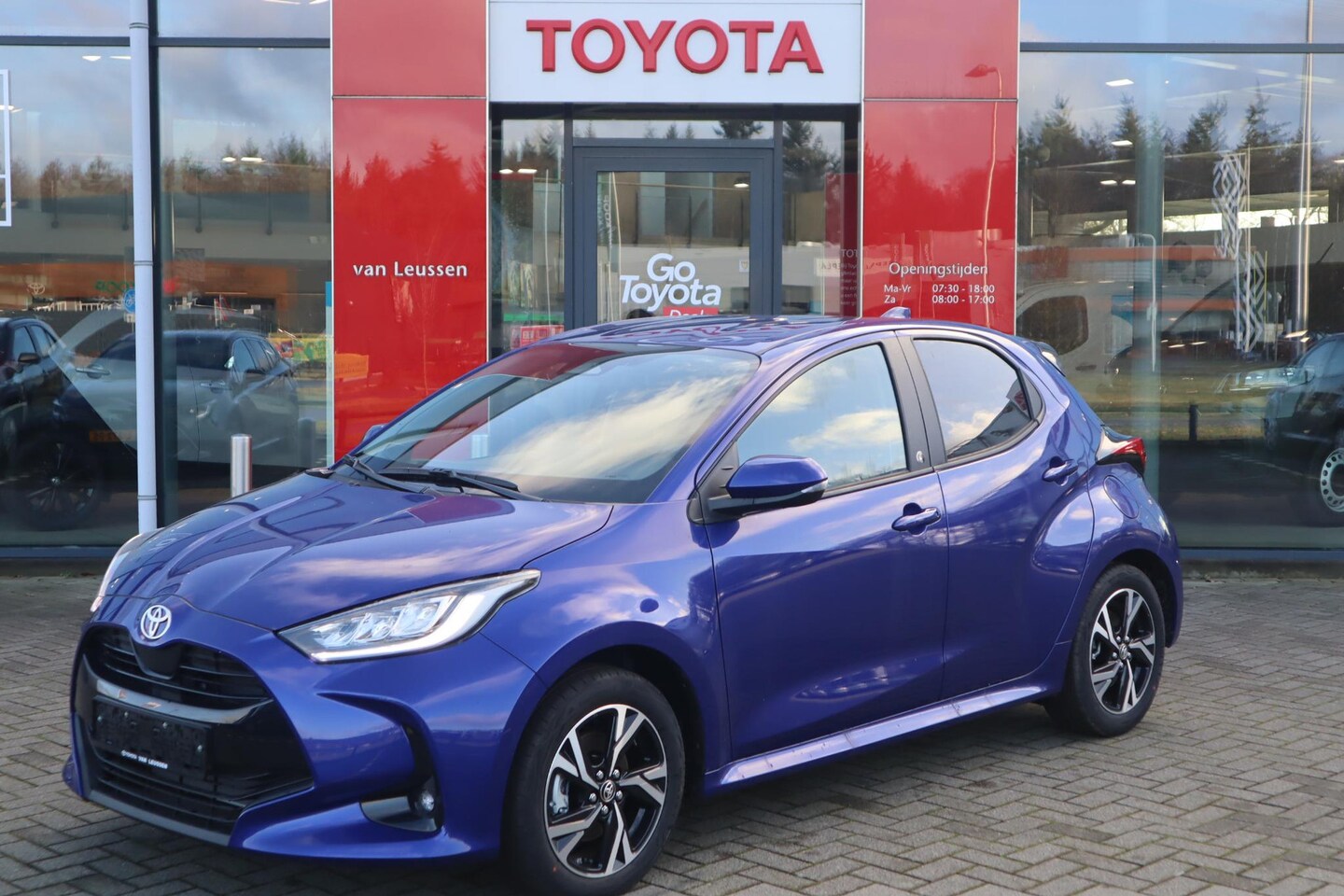 Toyota Yaris - 1.5 HYBRID DYNAMIC APPLE/ANDROID LMV16" LED KEYLESS STOEL/STUURVERW. PRIVACY-GLASS DRAADLO - AutoWereld.nl