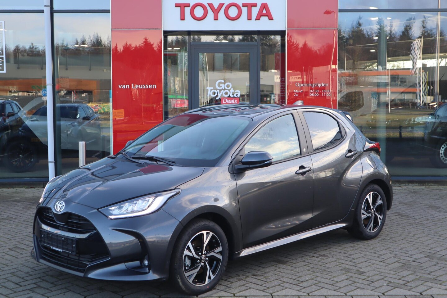 Toyota Yaris - 1.5 HYBRID DYNAMIC APPLE/ANDROID LMV16" LED KEYLESS STOEL/STUURVERW. PRIVACY-GLASS DRAADLO - AutoWereld.nl