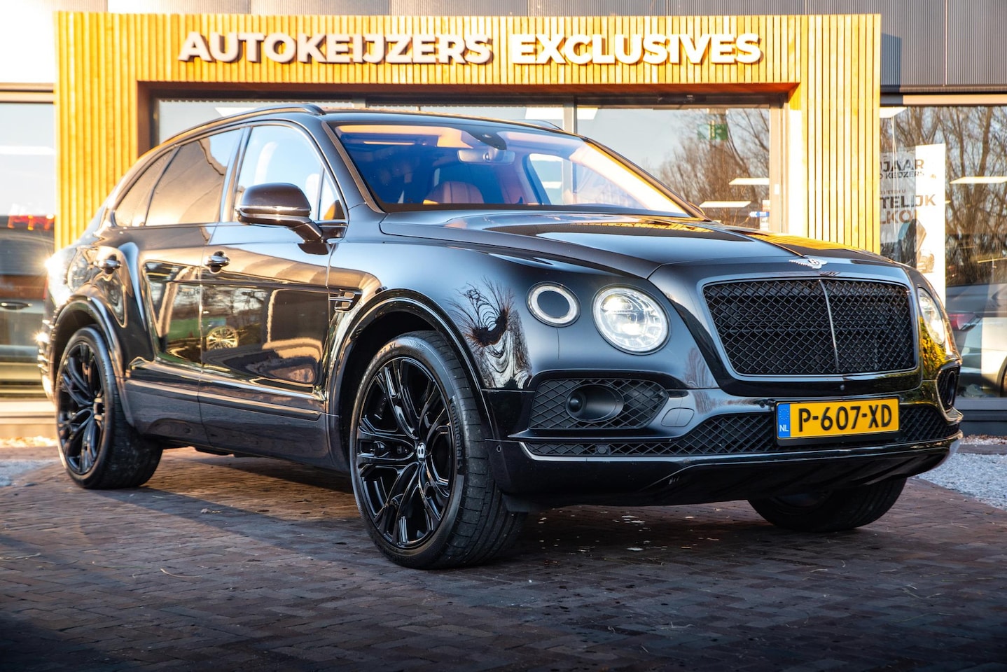 Bentley Bentayga - 6.0 W12 black on black Panodak Leer Massage 360 Cam. DAB+ W12 - AutoWereld.nl