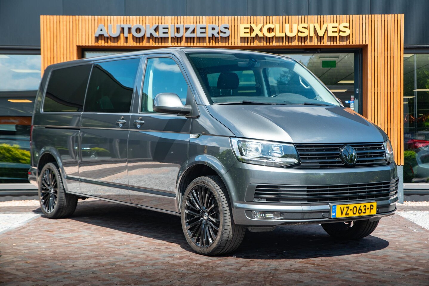 Volkswagen Transporter - 2.0 TDI L2H1 DC Highline Navigatie Camera DAB+ Automaat Voorruitverwarming - AutoWereld.nl