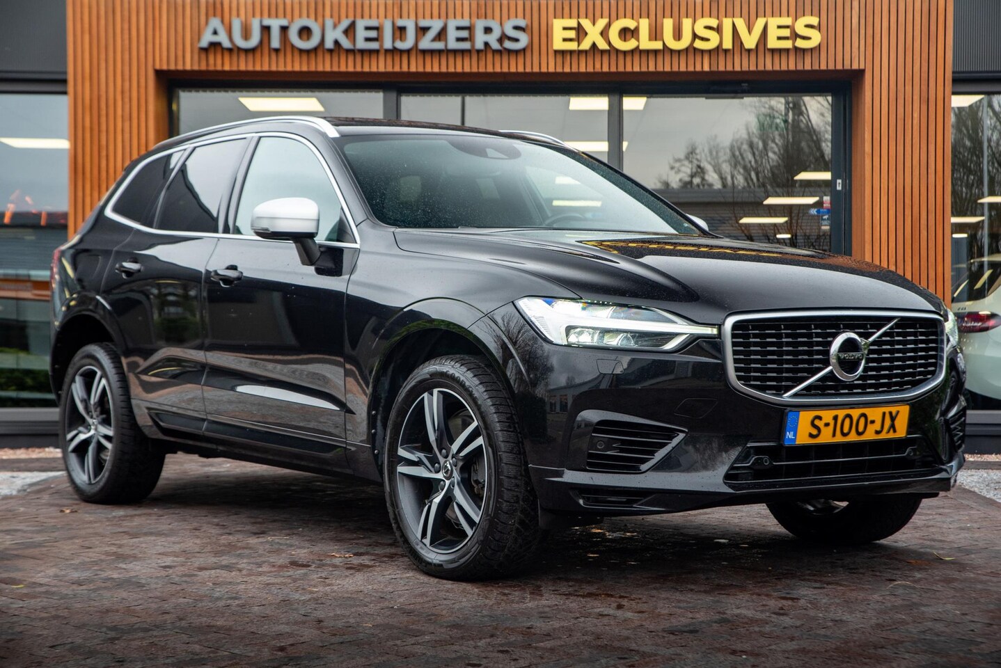 Volvo XC60 - 2.0 T8 Twin Engine AWD Inscription Pano Trekhaak Clima Navi Leer/Stof 19"LM - AutoWereld.nl