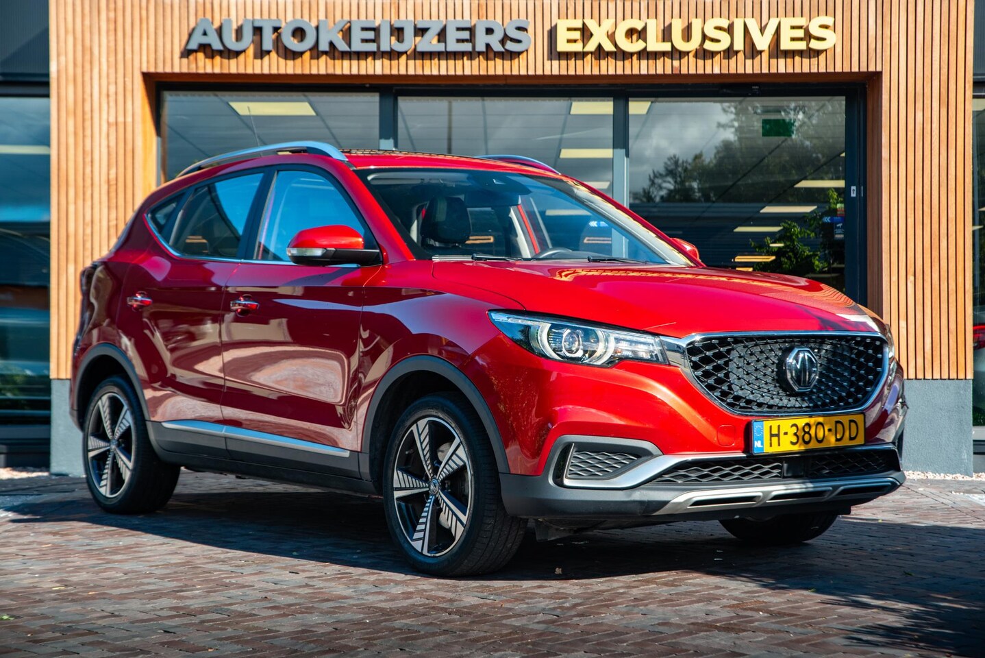 MG ZS - EV Luxury 45 kWh STOELVERWARMING PANORAMADAK ADAPTIEVE CRUISE CONTROLE - AutoWereld.nl