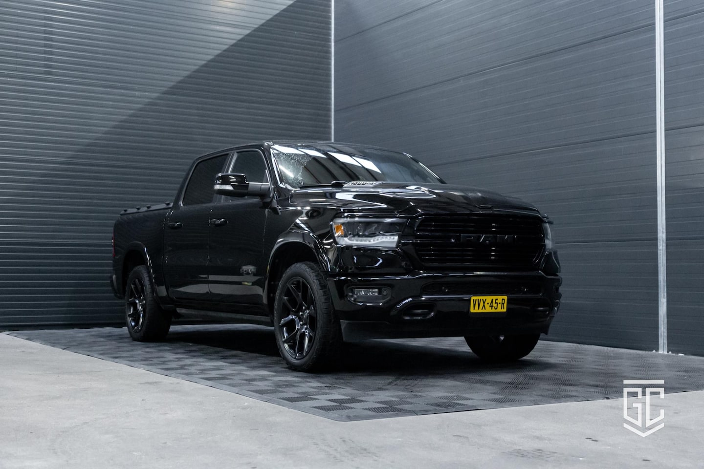 Dodge Ram 1500 - 5.7 V8 4x4 Crew Cab Laramie 5.7 V8 4x4 Crew Cab Laramie, Black Edition, LPG, Luchtvering, Panoramadak - AutoWereld.nl