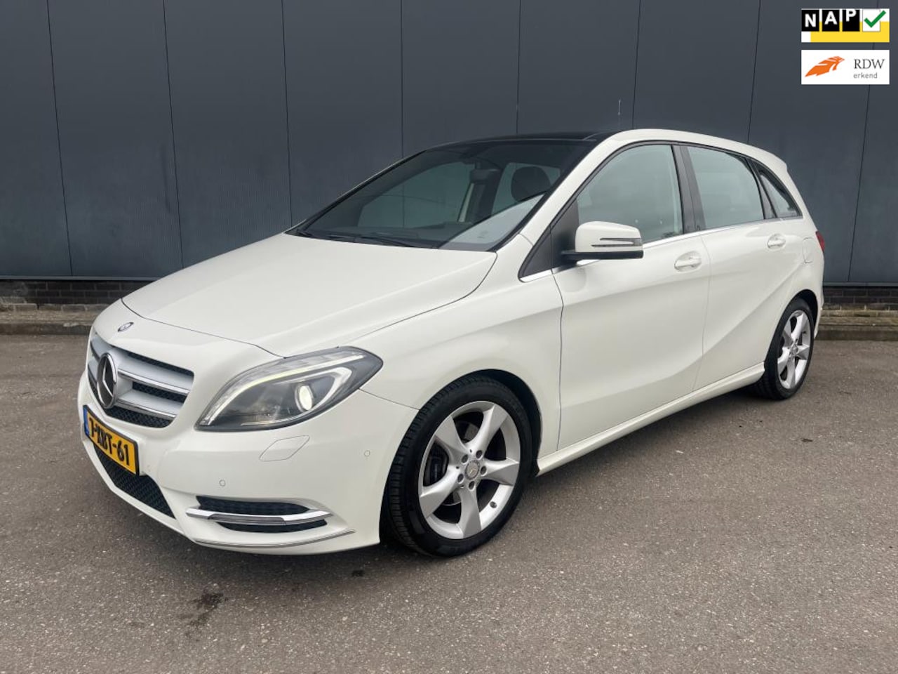 Mercedes-Benz B-klasse - 180 Ambition Comfort-Automaat-Panorama-Navigatie-NAP! - AutoWereld.nl