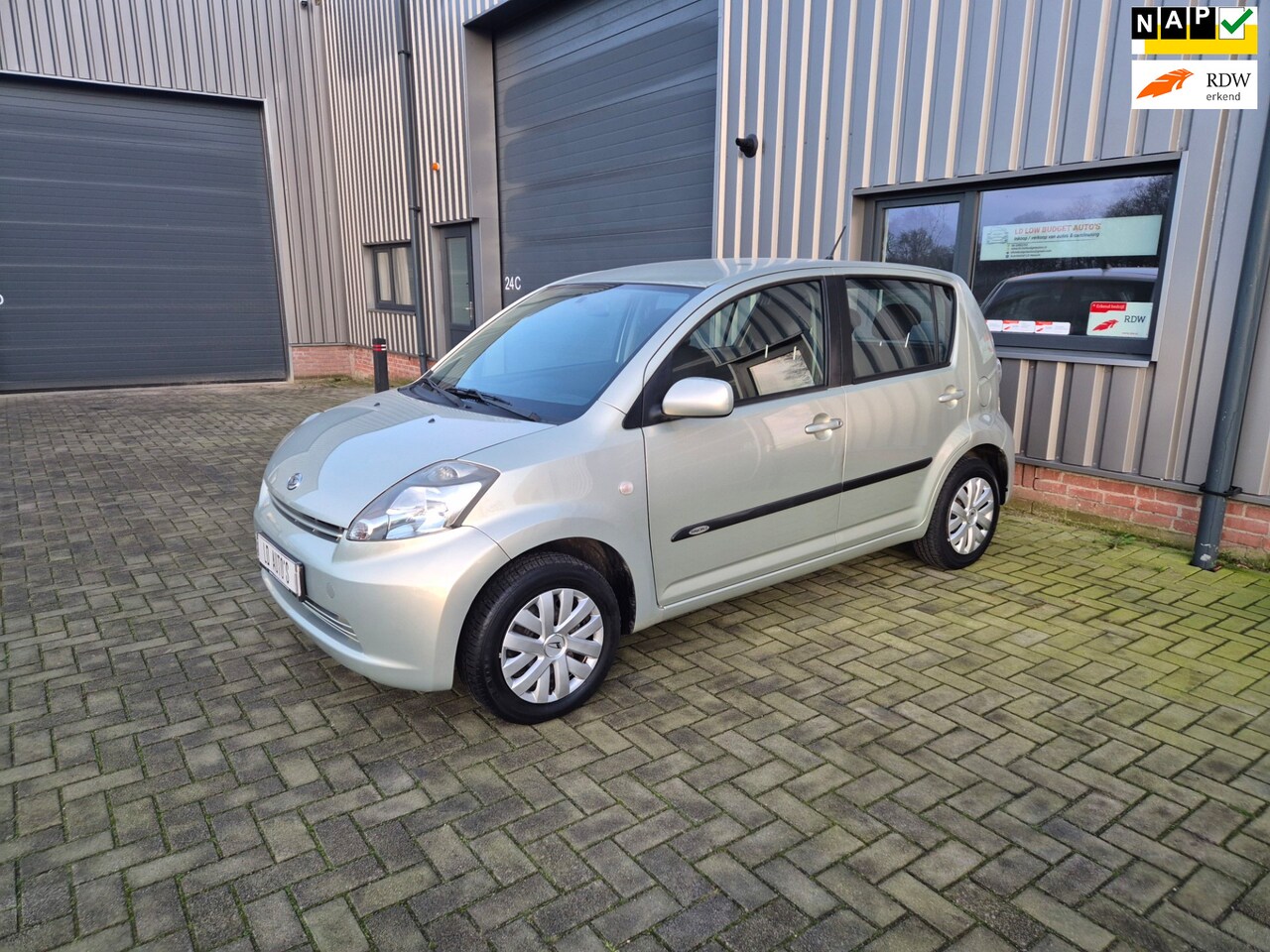 Daihatsu Sirion 2 - 1.0-12V Trend 1e EIGENAAR DEALER ONDERHOUDEN TOP OCCASION LAGE KM STAND - AutoWereld.nl