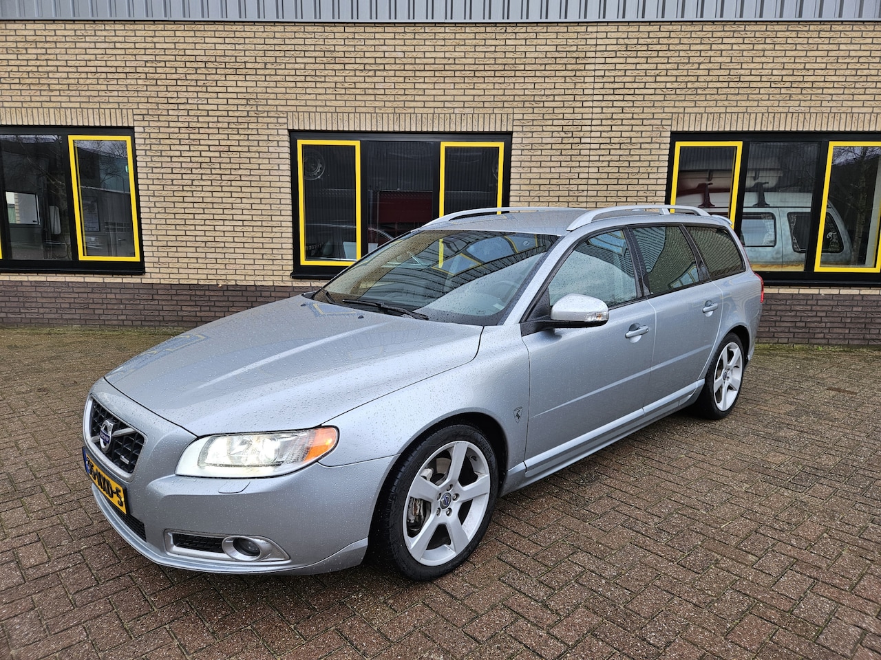 Volvo V70 - 2.0T R-Design 203 pk automaat org. Nederlandse auto incl volledige historie. - AutoWereld.nl