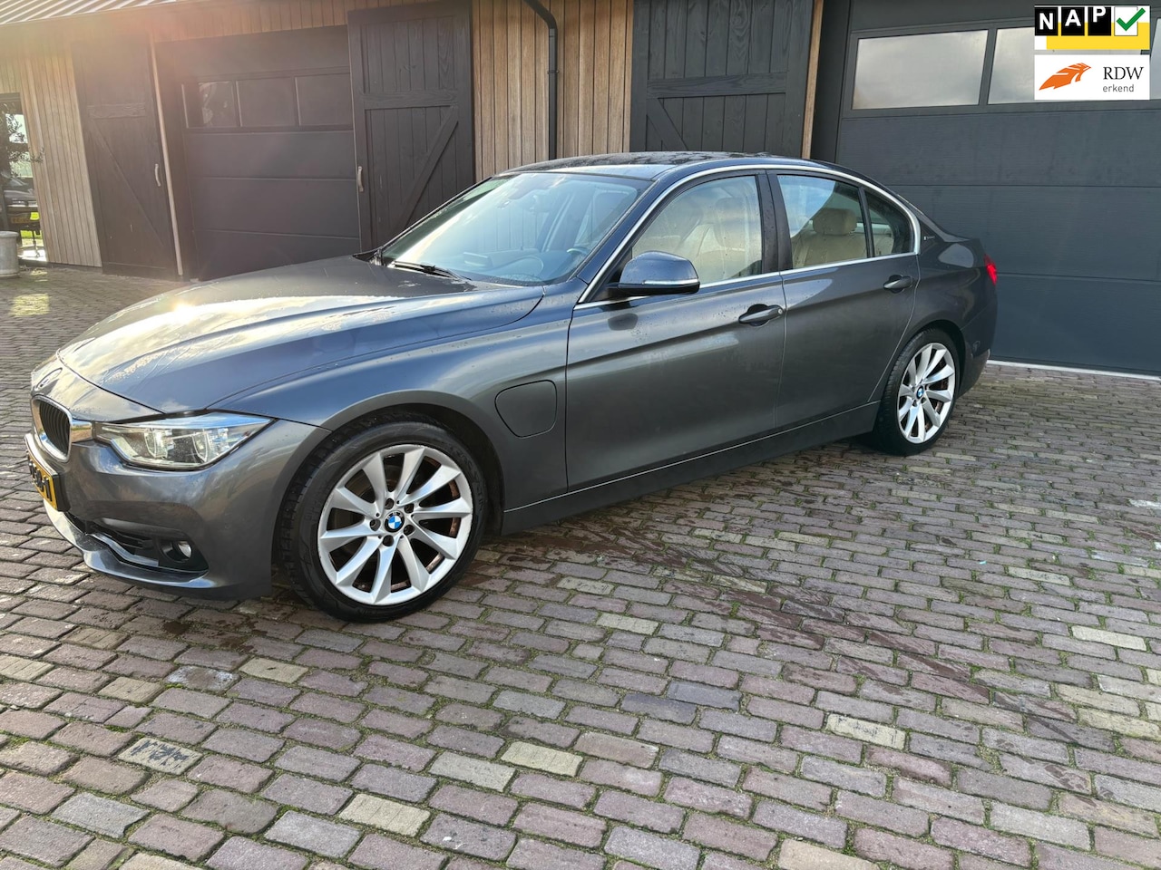 BMW 3-serie - 330e 330e,HYBRIDE, LEER ,NAVI ,TREKHAAK, DUBBELSET WIELEN MET NW WINTERBANDEN. - AutoWereld.nl