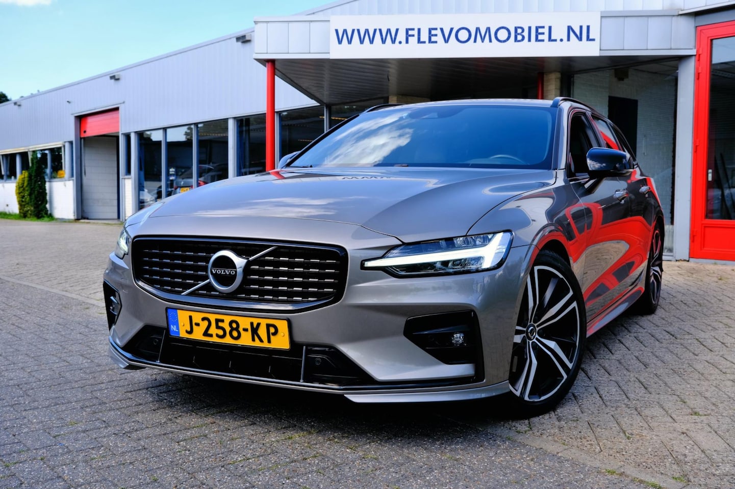 Volvo V60 - 2.0 B3 R-Design Aut. Adapt.Cruise|Sportstoelen|Half Leder|BLIS|Cam|Enz! - AutoWereld.nl