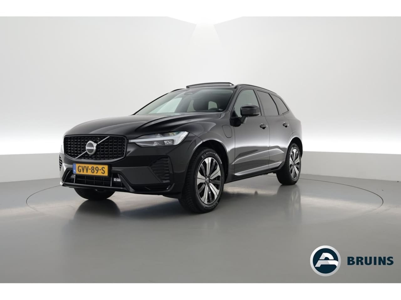 Volvo XC60 - 2.0 350PK T6 Plug-in hybrid AWD Plus Dark, Pano, Trekhaak, H&K Audio, stoel + stuurverw. - AutoWereld.nl