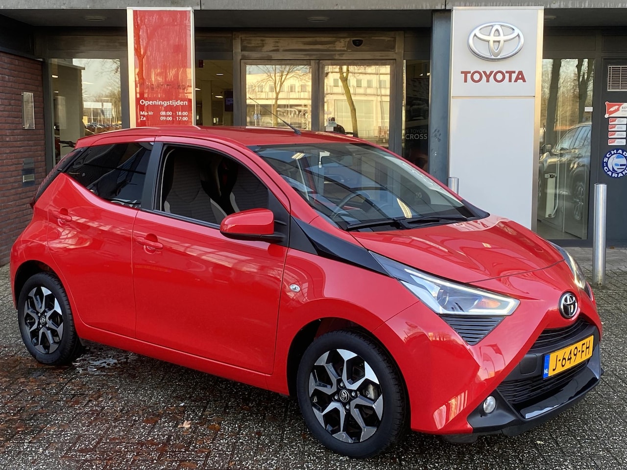 Toyota Aygo X - X-JOY 5-DEURS APPLE/ANDROID AIRCO CAMERA 16"LMV LED PRIVACY-GLASS BLUETOOTH - AutoWereld.nl