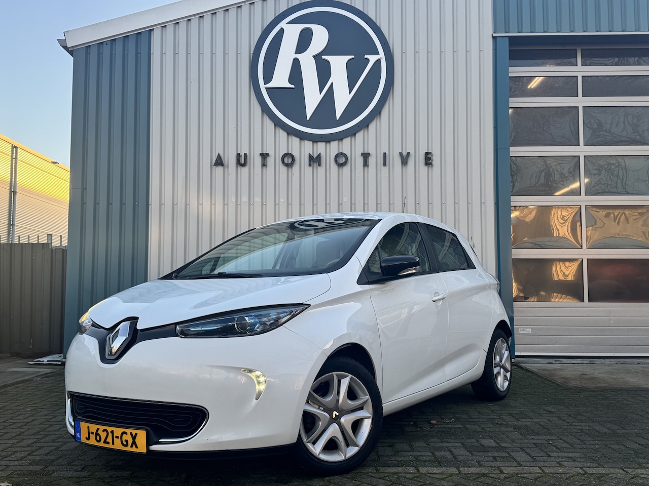 Renault Zoe - R90 Life 41 kWh Grote range! Navi/ Cruise/ Audio/ Nieuwe elektr motor a €5k - AutoWereld.nl