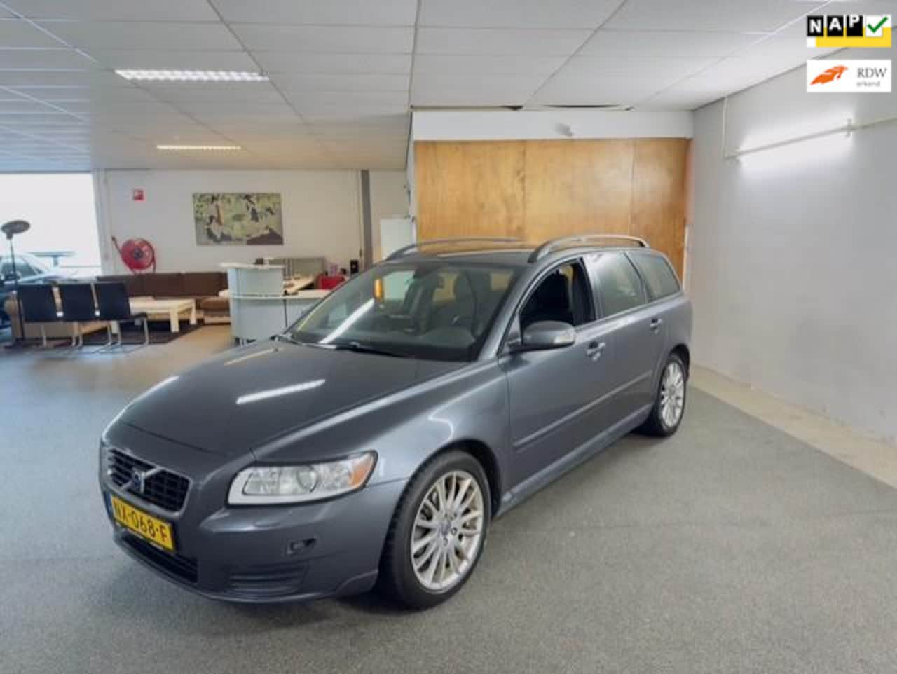 Volvo V50 - 1.8F Apk Nieuw,Cruise,Clima,Carplay,N.A.P,Lm velgen,Trekhaak,E-Ramen,2 Sleutels,Topstaat!! - AutoWereld.nl