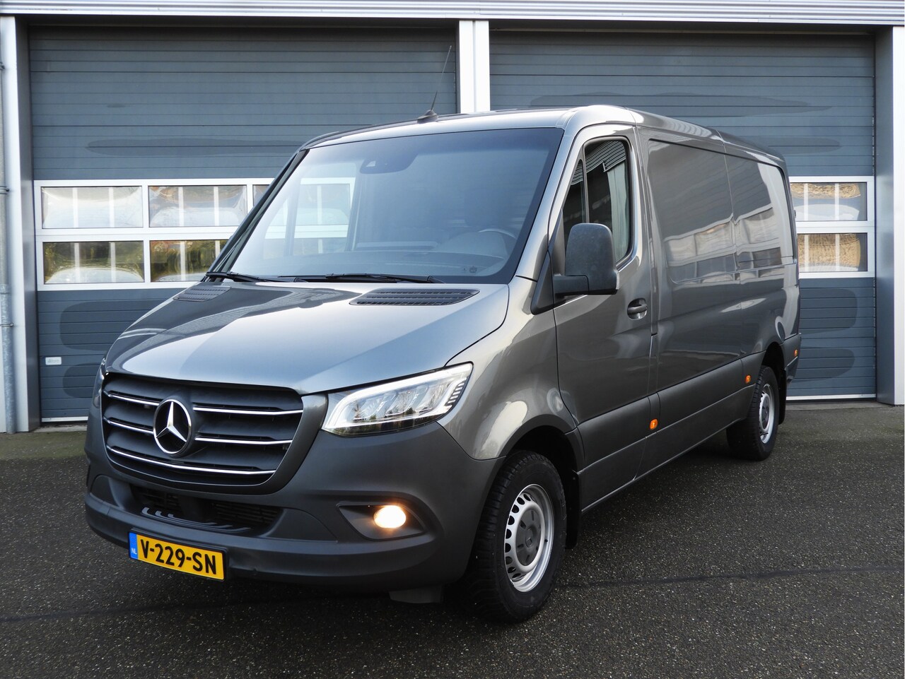 Mercedes-Benz Sprinter - 319 3.0 CDI L2H1 V6 190PK EURO 6 | AUT | LED | MBUX - AutoWereld.nl