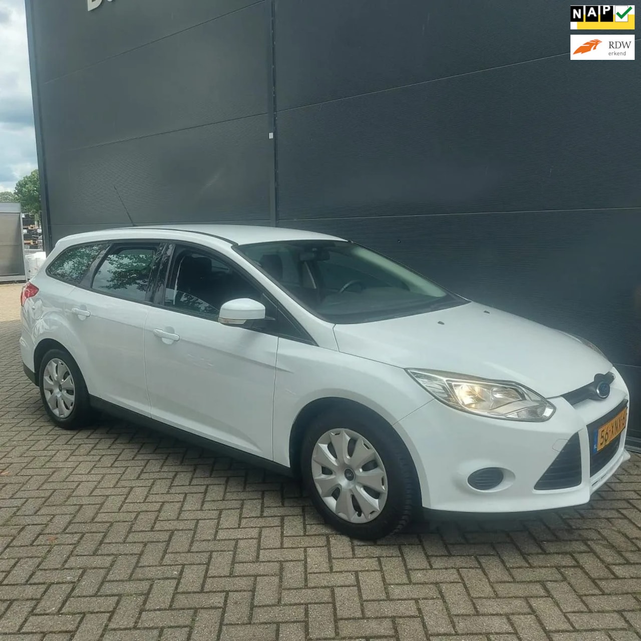 Ford Focus - 1,6/Airco/cruise/bluetooth/trekhaak/onderhoud/Aux - AutoWereld.nl