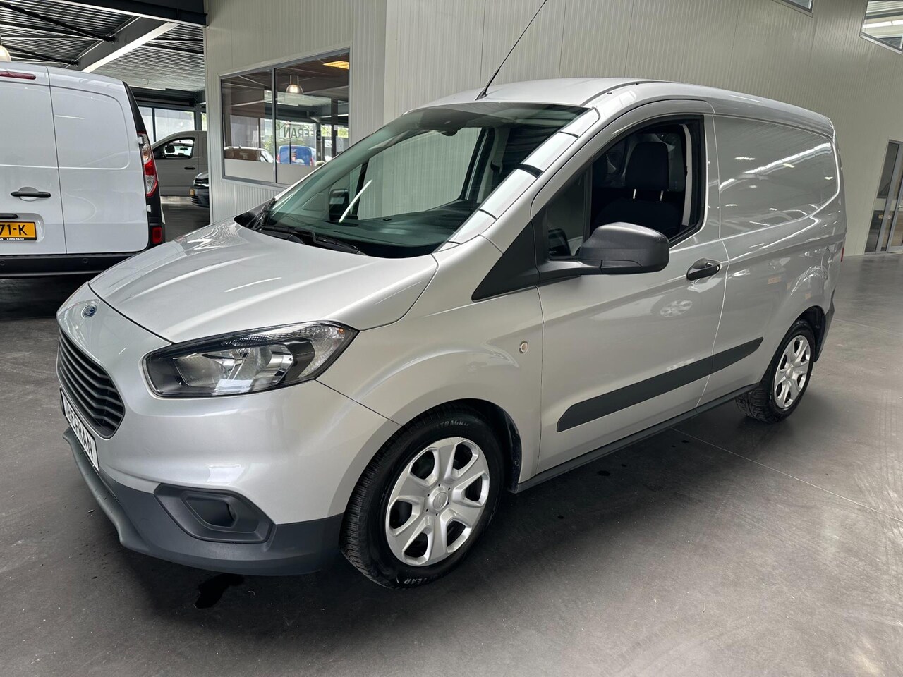 Ford Transit Courier - 1.5 TDCI 100 Pk/ Navigatie/ PDC - AutoWereld.nl